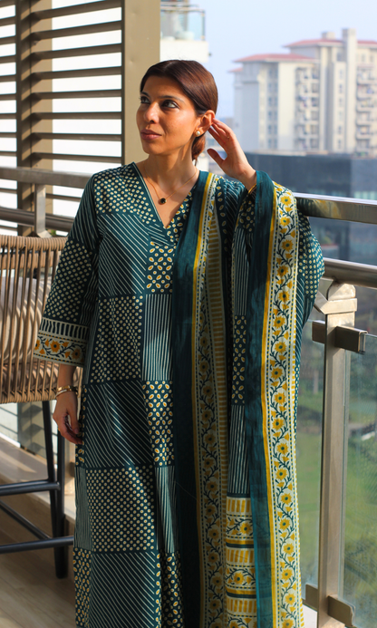 Green Checkered Printed Kurta , Dupatta & Cotton Pants