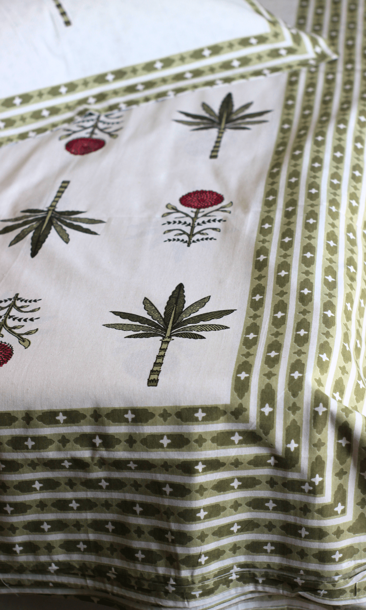 Cotton Block Printed Gulbahar King Size Bedsheet with 2 Pillow Covers - Baareeki