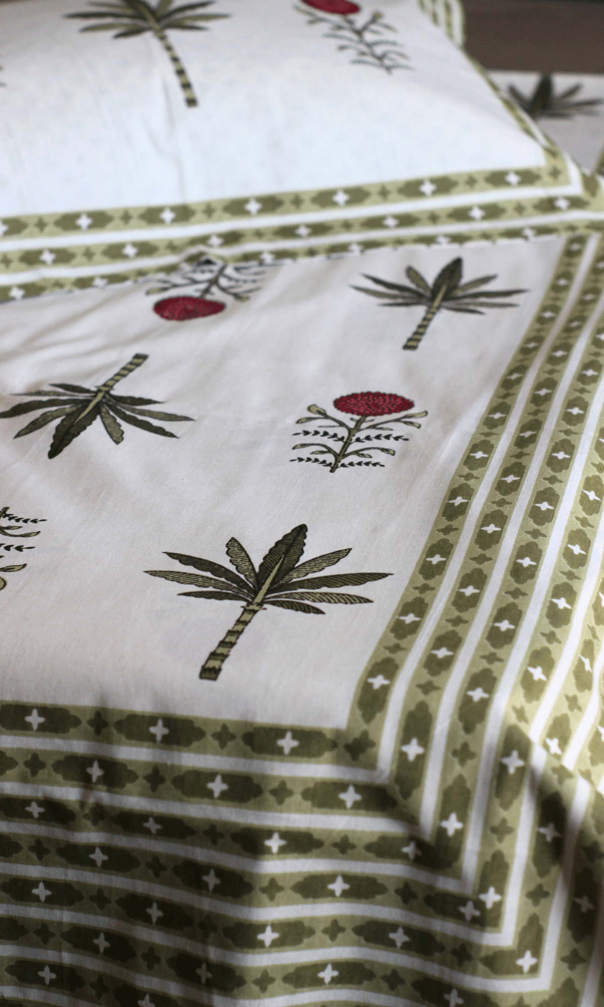 Cotton Block Printed Gulbahar King Size Bedsheet with 2 Pillow Covers - Baareeki