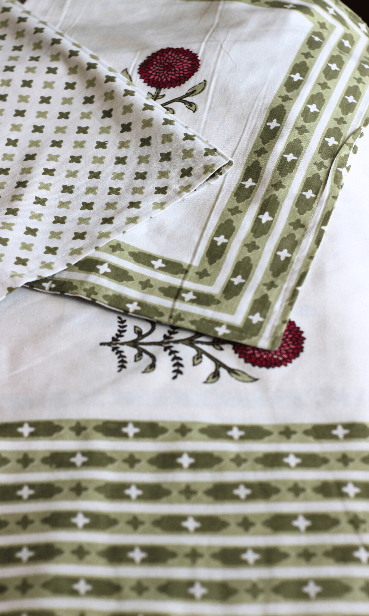 Cotton Block Printed Gulbahar King Size Bedsheet with 2 Pillow Covers - Baareeki