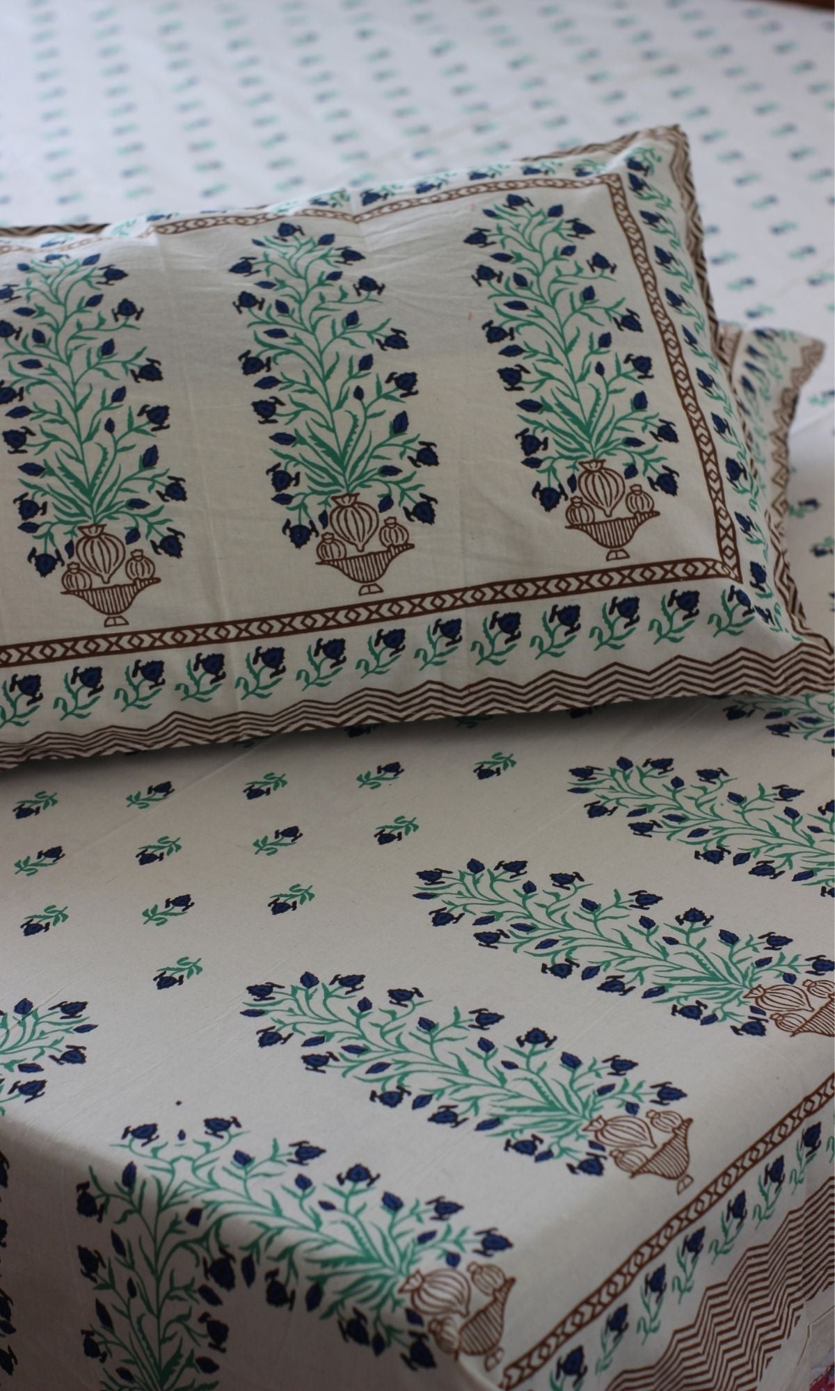 Cotton Off white Mughal Print King Size Bedsheet with 2 Pillow Covers - Baareeki