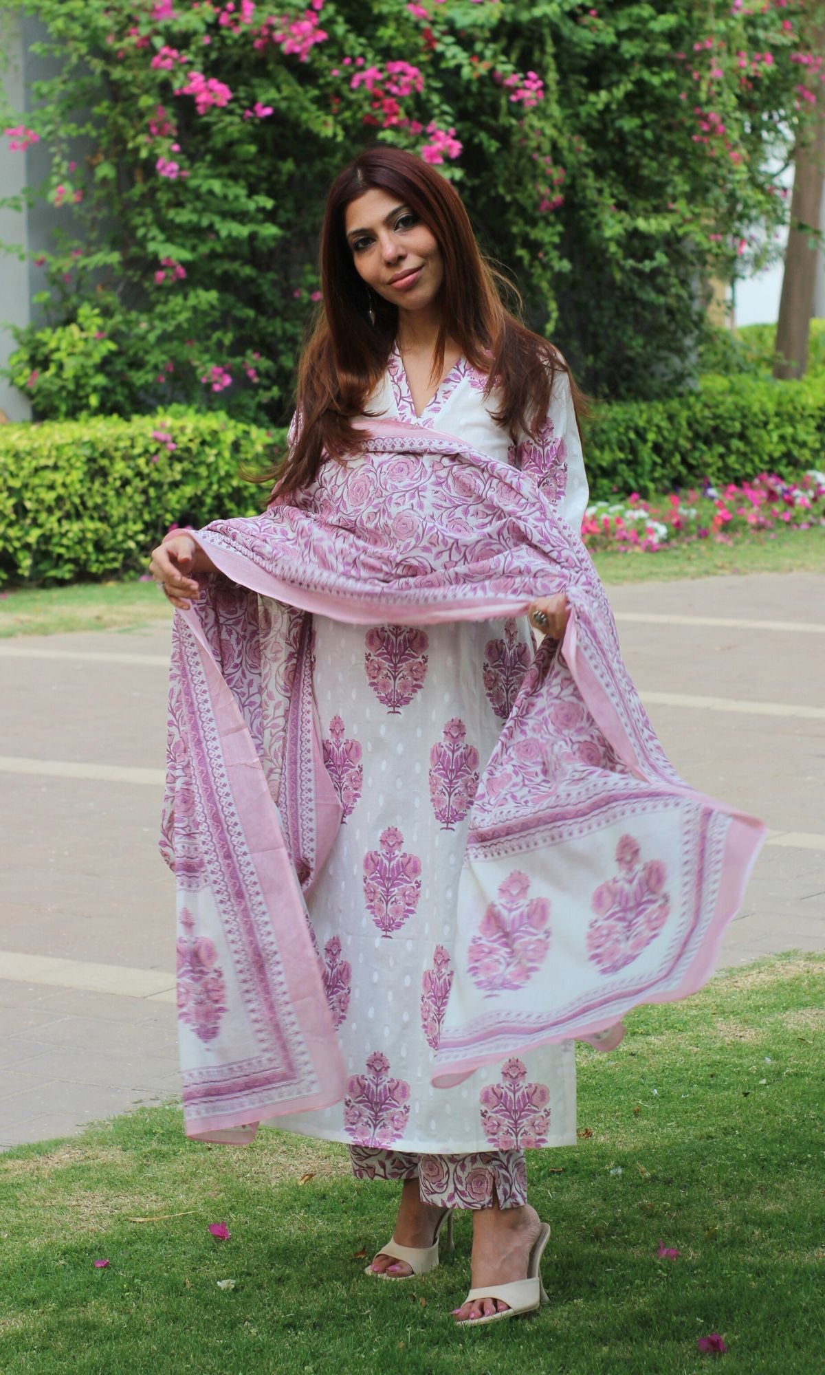 Cotton Textured Pink Mughal Print Suit Set with Printed Mul Dupatta - Baareeki